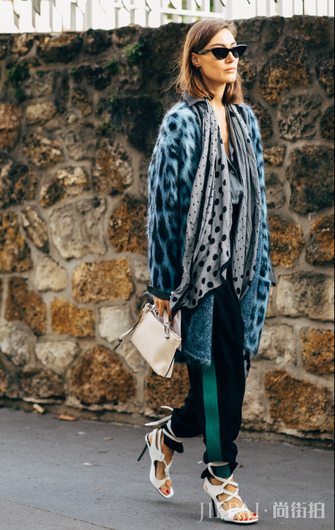 蓝色大衣怎么搭配 穿蓝色衣服璀璨而魅力十足