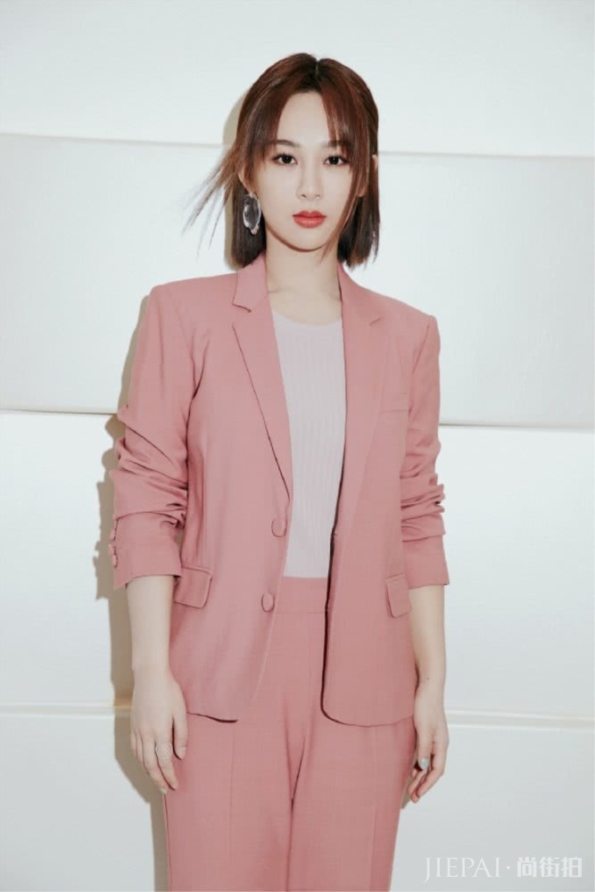 杨紫出席活动穿粉西装搭配针织衫,打扮帅气还温柔