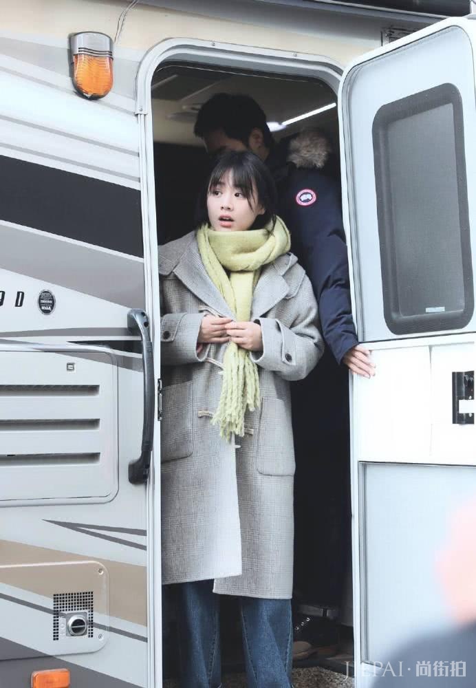 马思纯剪短发身穿大衣配草绿色围巾,超超超级减龄!