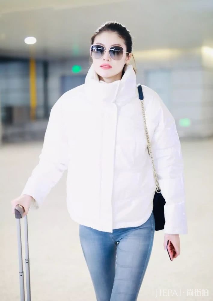 何穗戚薇示范穿羽绒皮草不臃肿