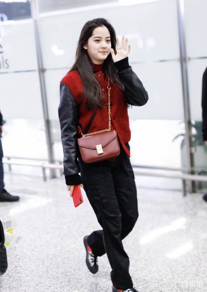 欧阳娜娜穿着皮衣配黑裤,秒变“摇滚女孩”
