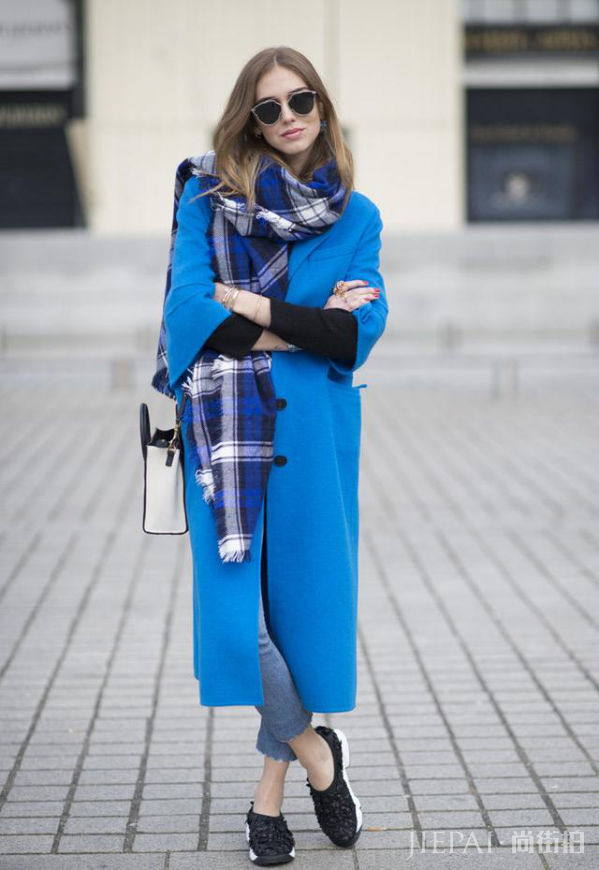长款大衣搭配围巾 随心所欲缔造时尚魅力