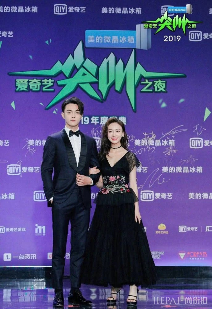 吴谨言又换新发型,波浪大卷配黑色蕾丝裙,复古优雅女人味十足