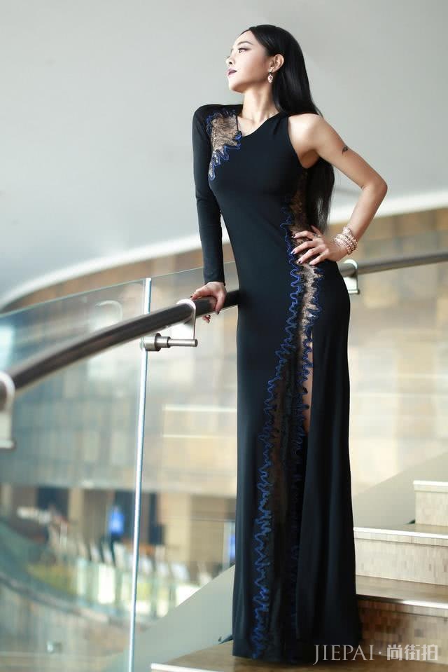 蔡依林扎两小辫清新减龄,穿改良版旗袍韵味十足,一改往日性感风