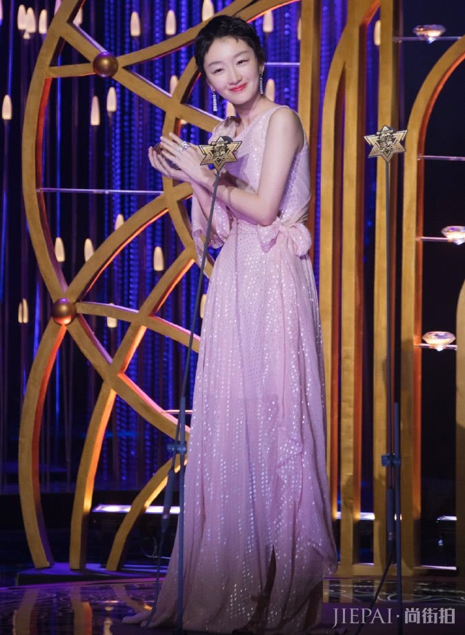 周冬雨有“冬瓜胯”的好吧,穿对礼服就是不一样