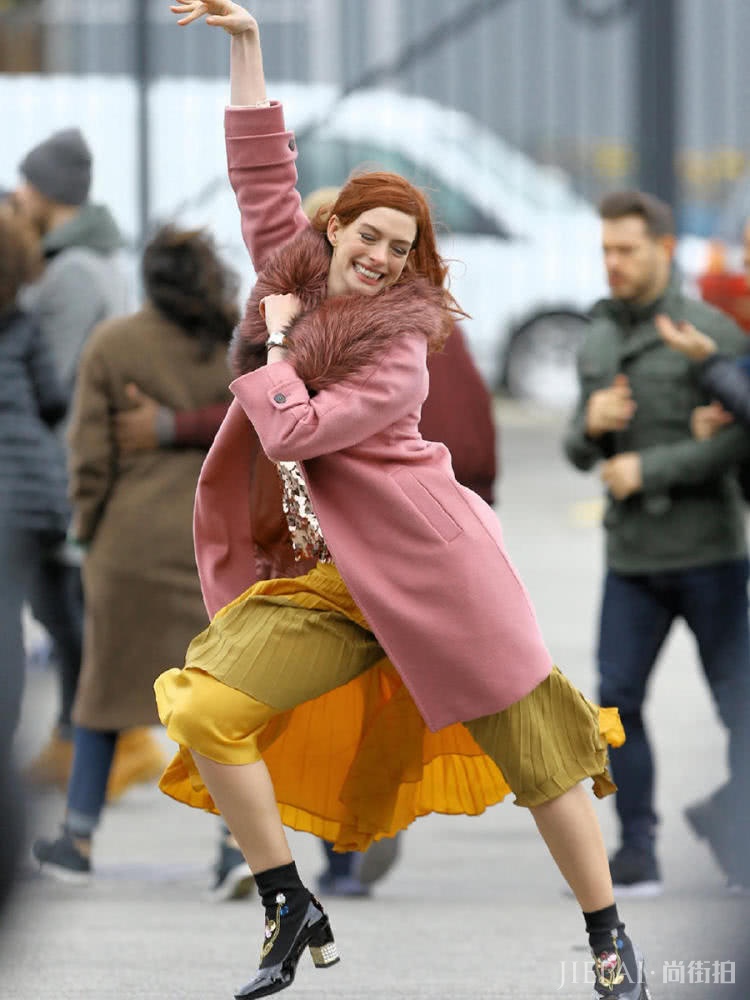 安妮海瑟薇街拍“放飞自我”，网友却爱上她的糖果色大衣