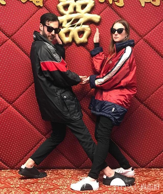 3年来每天都穿情侣装！这对法国ins网红果真相爱了