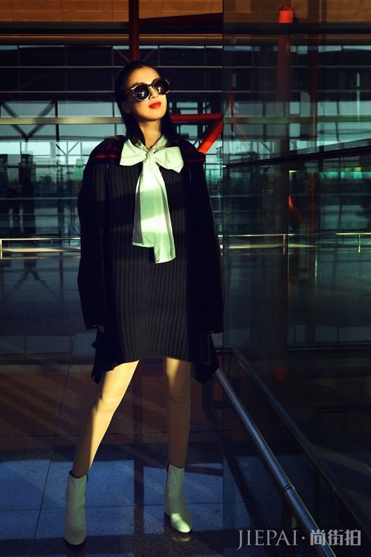 黄圣依露美腿 学院风短裙搭配蝴蝶结青春冻龄