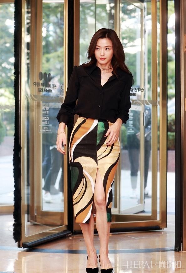 全智贤棉服配拖地连体裤超显腿短,一般人真无法驾驭