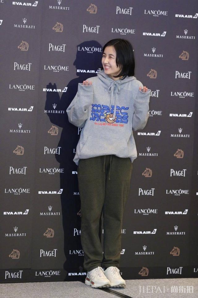 张子枫私服穿搭真心不错,学她这样穿你也能青春俏皮