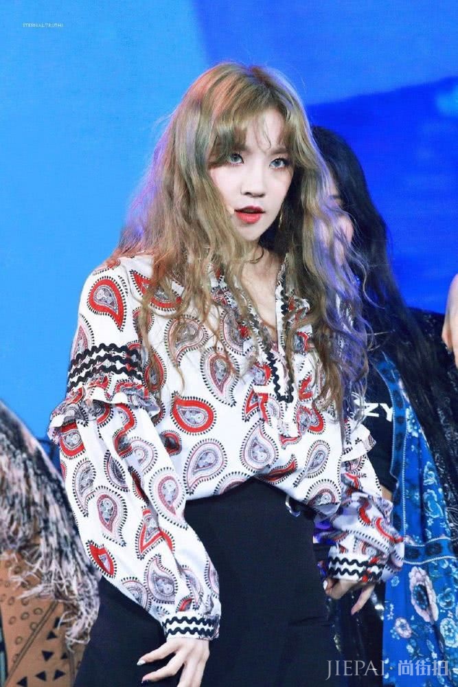 出道就上韩网热搜!人称烟嗓妖精的北京大蜜华丽变身新人奖收割机