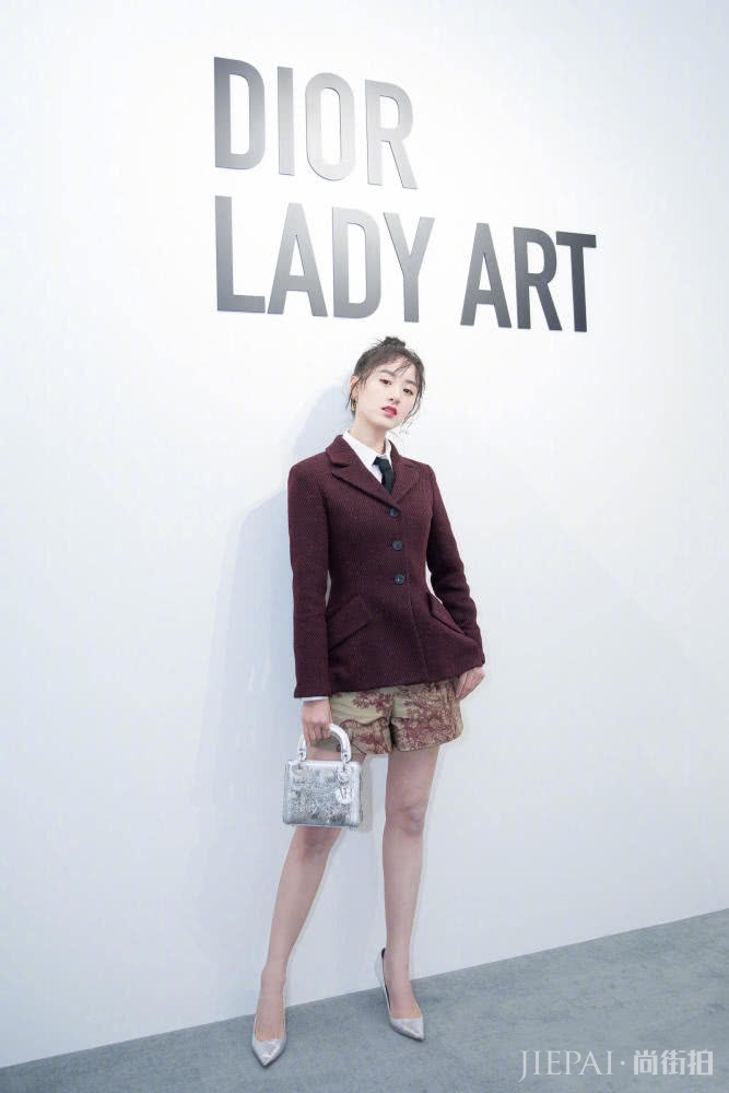袁冰妍西装搭配花裤子气质好到出众