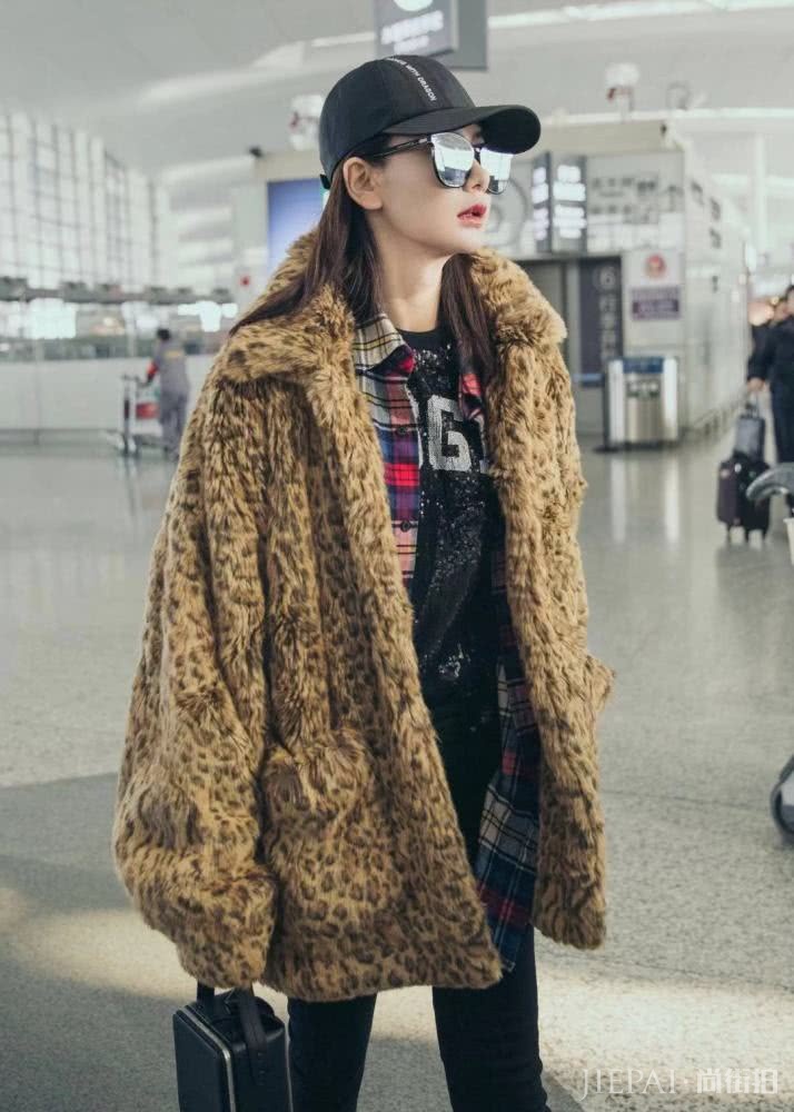 戚薇再次穿上豹纹大衣,气场全开,时髦如开挂!