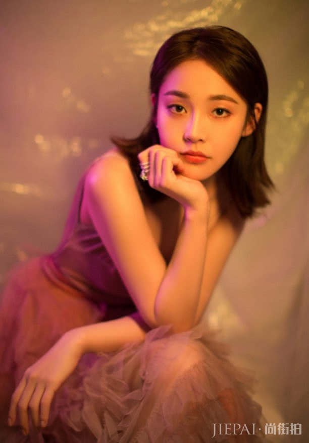 张佳宁拿着一块石头走红毯?轻松就吸引了无数人的眼球