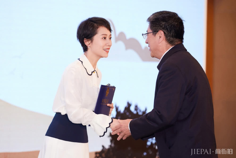 海清短发真惊艳,剪完重回少女,看完也想剪