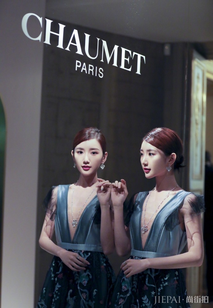 毛晓彤最近将头发烫卷了,画风变回20岁,看了也想烫卷发