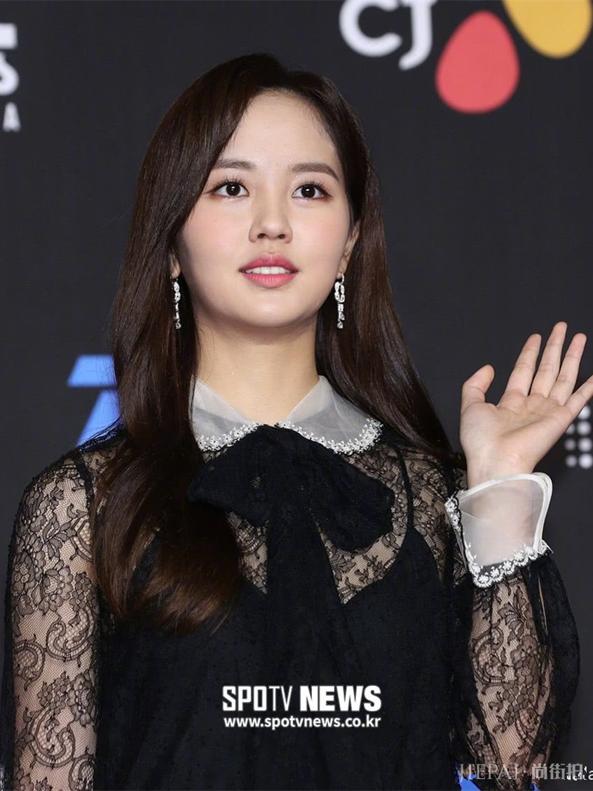 金所泫穿黑色蕾丝裙,造型却搭配的很老气!