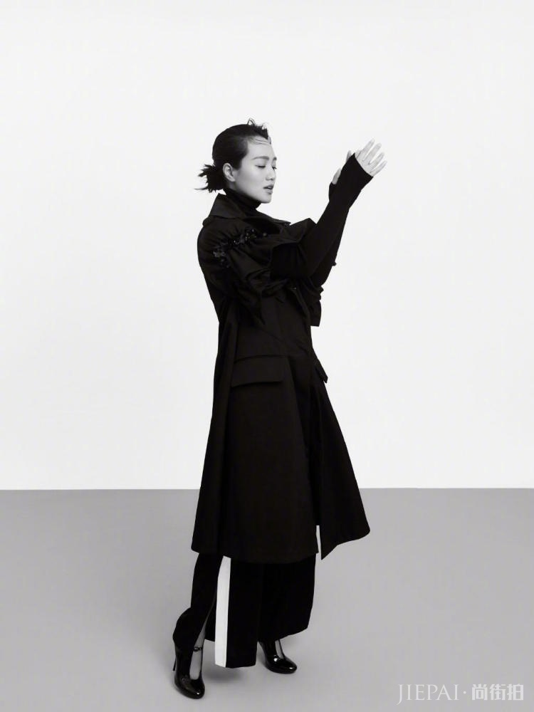 朱丹穿运动裤配高跟鞋,摩登感十分!