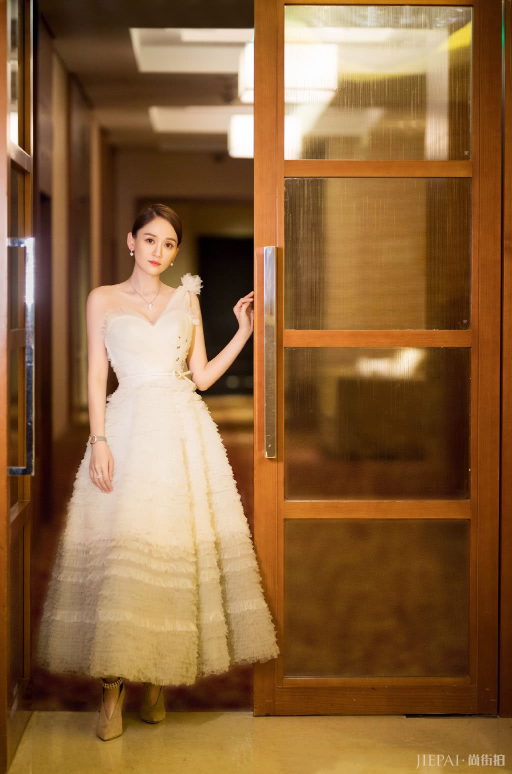 陈乔恩穿蓬蓬裙扮嫩成功，硬是穿出了18岁的模样，真漂亮
