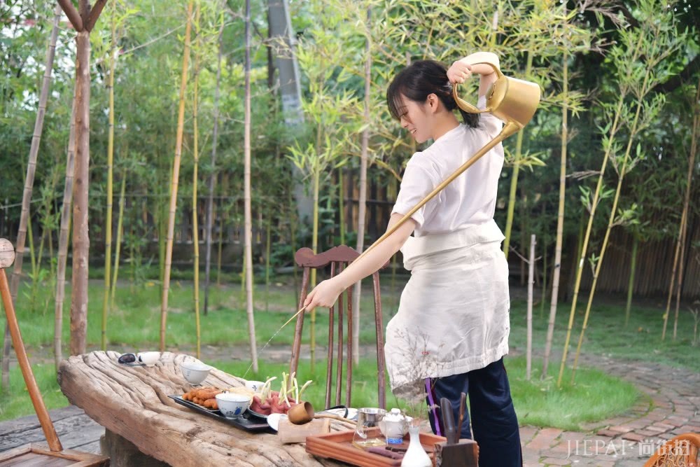 张靓颖参加《锋味》,低扎发搭配白T恤嫩成少女