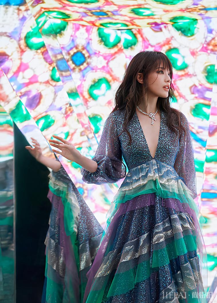 舒淇深V连衣裙!穿出少女感!