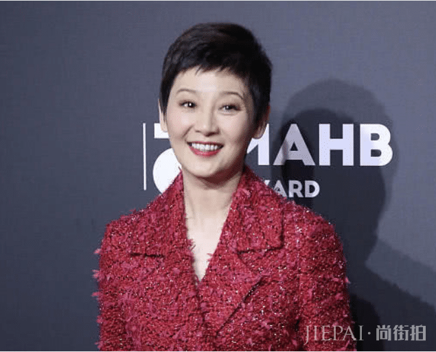 徐帆也紧追潮流, “狗啃刘海”短发加“起球”大衣, 帅气优雅两不误