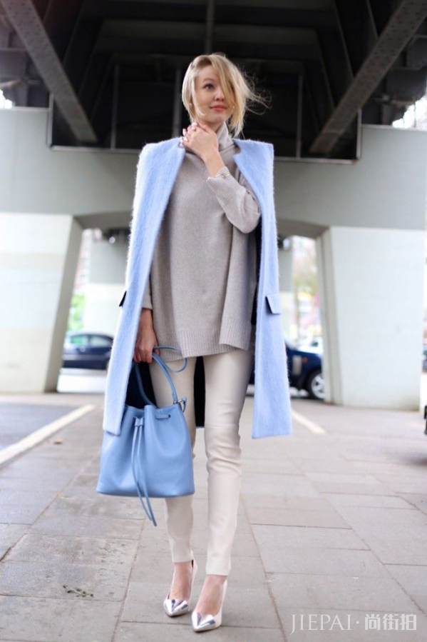 蓝色大衣搭配什么颜色毛衣 绽放于天空色的时尚王国