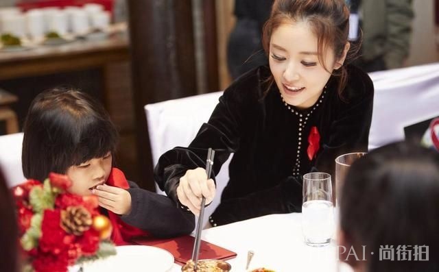 林心扎个马尾辫宛若少女,甜到齁