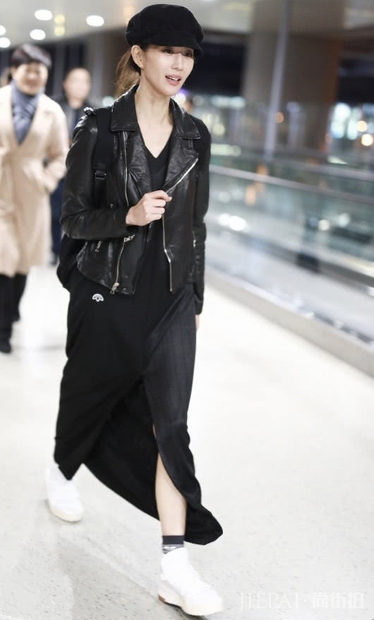 当皮夹克遇上裙子,可酷可美