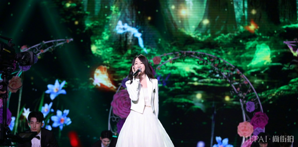 杨钰莹一袭白色连衣裙美成仙女样,少女感爆棚