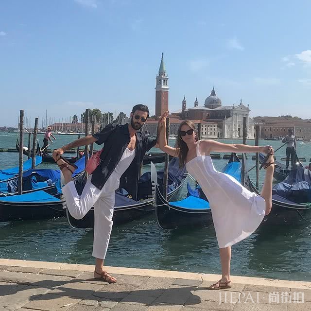 3年来每天都穿情侣装！这对法国ins网红果真相爱了