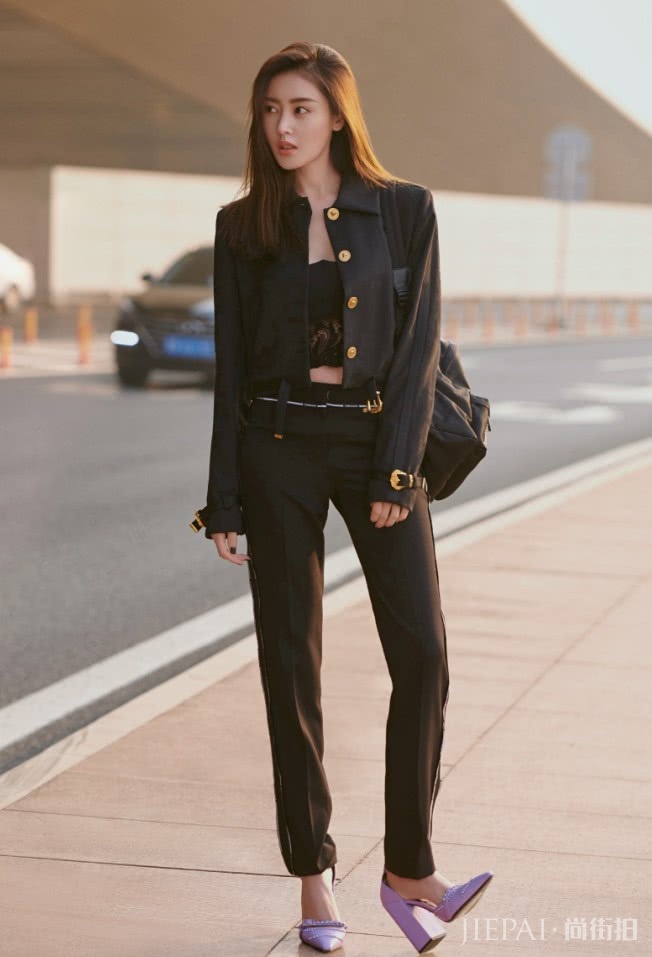 张天爱“茄子鞋”搭配高腰裤,秀出“电线腿”