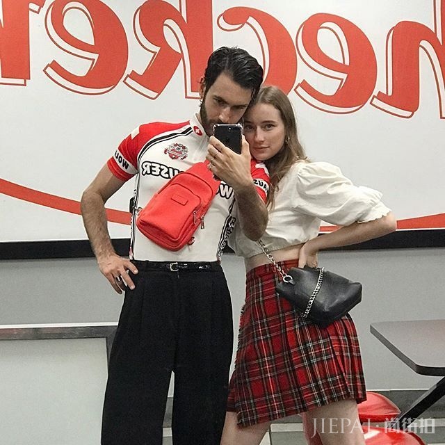 3年来每天都穿情侣装！这对法国ins网红果真相爱了