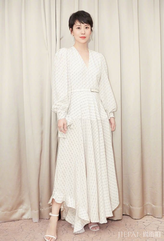 海清穿白色印花长裙 时尚又优雅