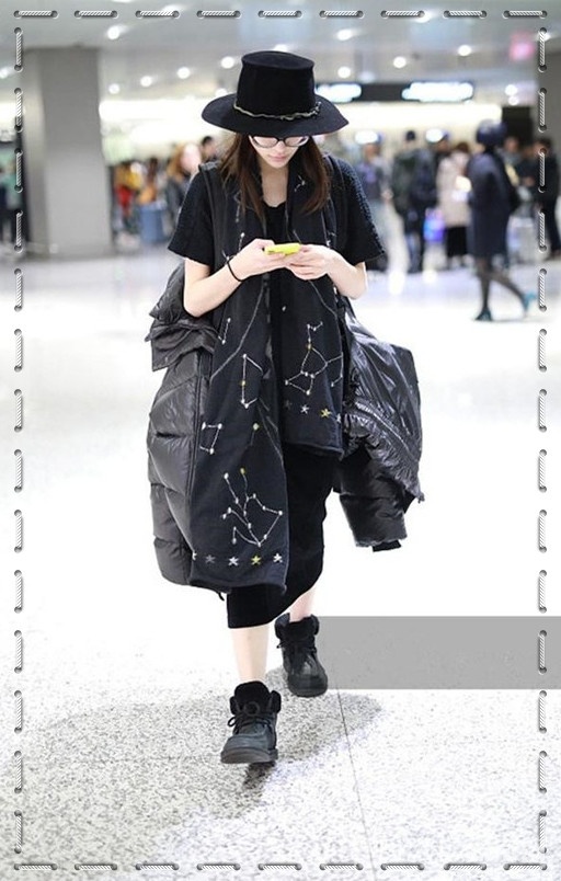 钟楚曦棉服不穿身上却挂包上,宁愿挨冻也要抢镜?