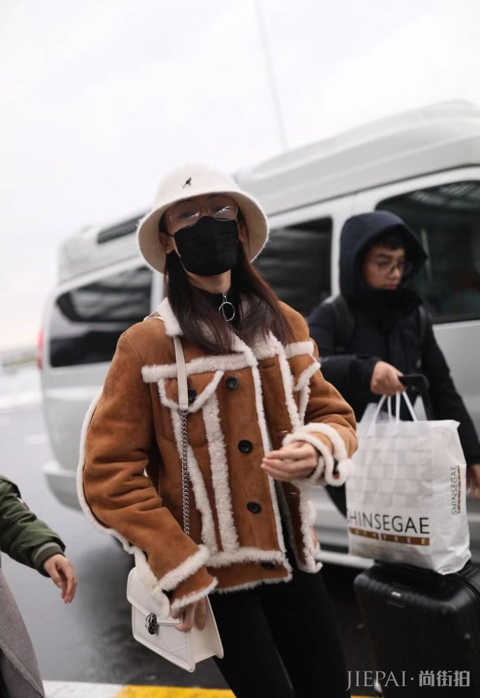 吴谨言小羊羔夹克搭配渔夫帽,少女感十足