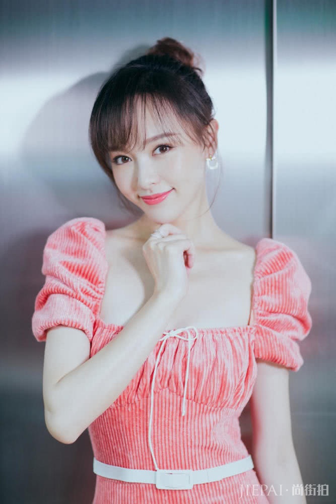 尖叫之夜群星云集,唐嫣穿粉色连衣裙甜美粉嫩,美极了!