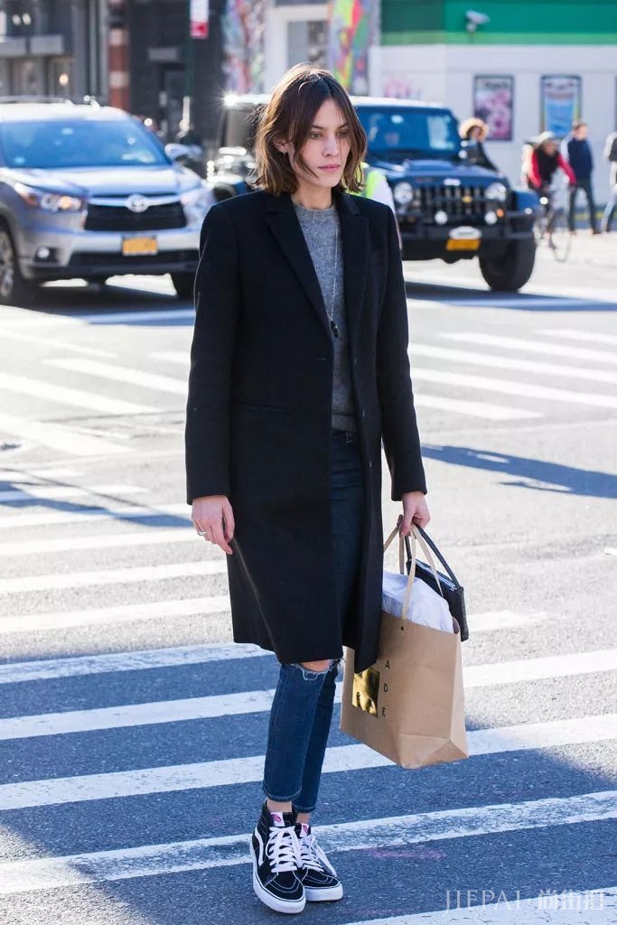 大衣+运动鞋,这样穿才最潮!