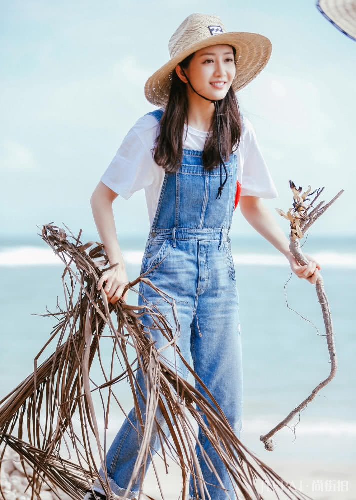 王鸥上综艺《野生厨房》穿背带裤俏皮减龄,少女感十足