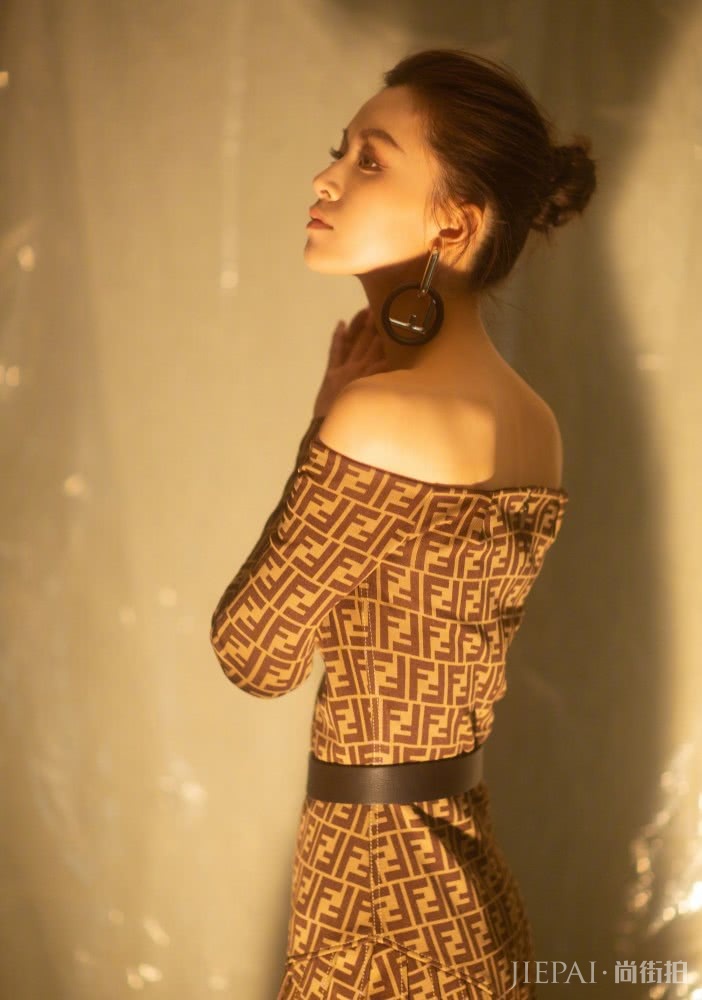 文咏珊宣传新剧《风声》,穿露肩连衣裙搭配知性优雅