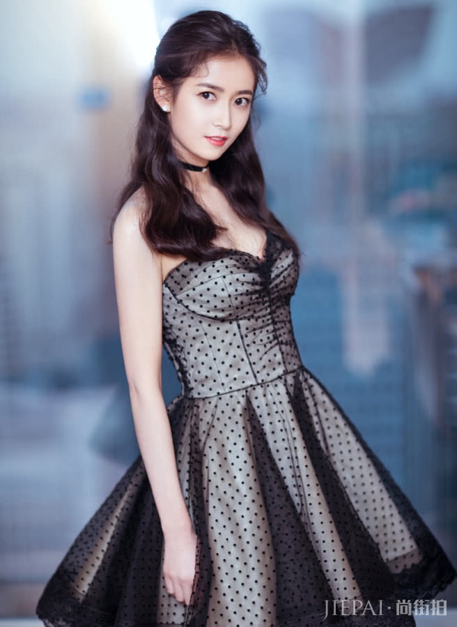 同一件裙子,陈钰琪穿成“性感女郎”,杨超越因保守穿成小可爱!