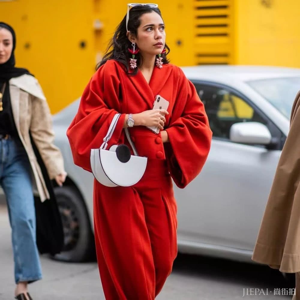 听说最近红白棉袄裹红大衣火了?