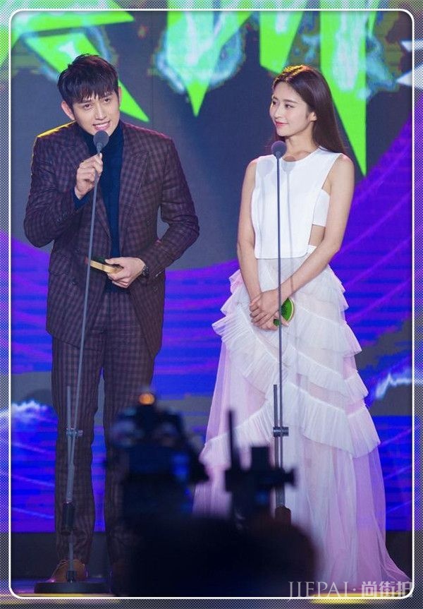 颖儿一头黄卷发性感炸天!