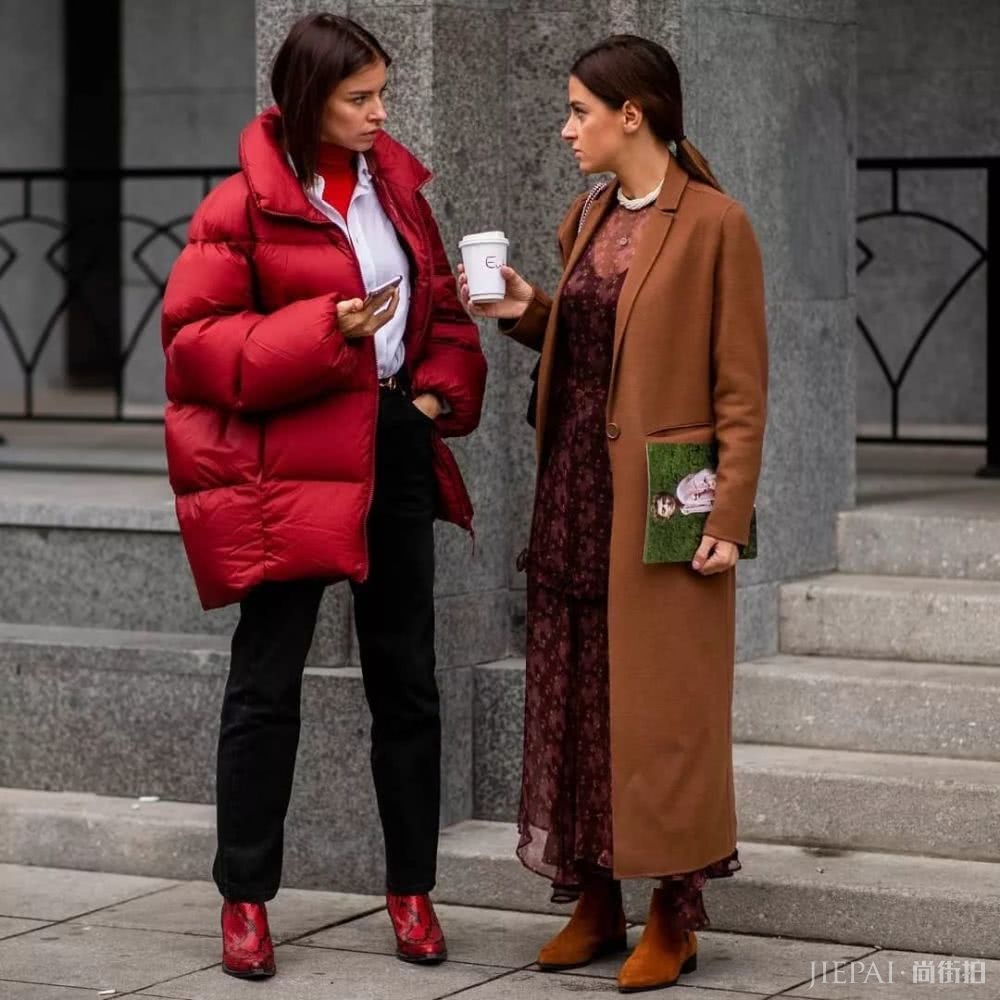 听说最近红白棉袄裹红大衣火了?