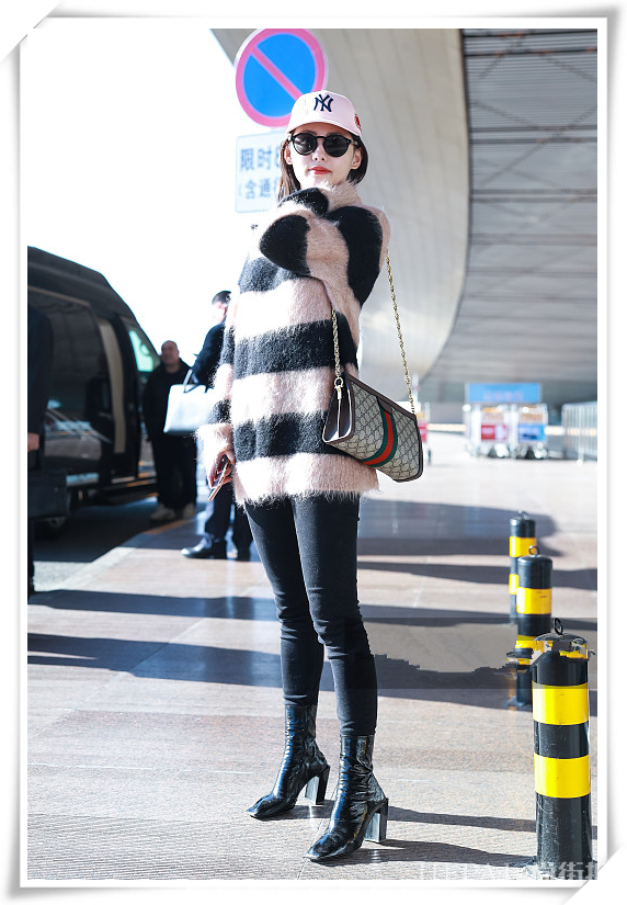 孙俪的“亚洲蹲”过时了，张嘉倪的“柱子坐”才流行，超级接地气