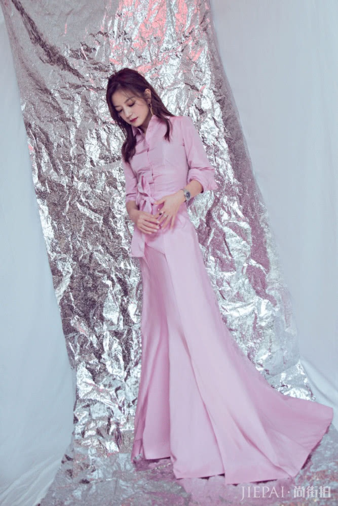 赵薇穿丝绒套装亮相,知性优雅