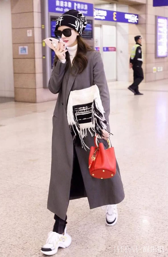 冬季大衣搭配小白鞋，穿出满满活力!