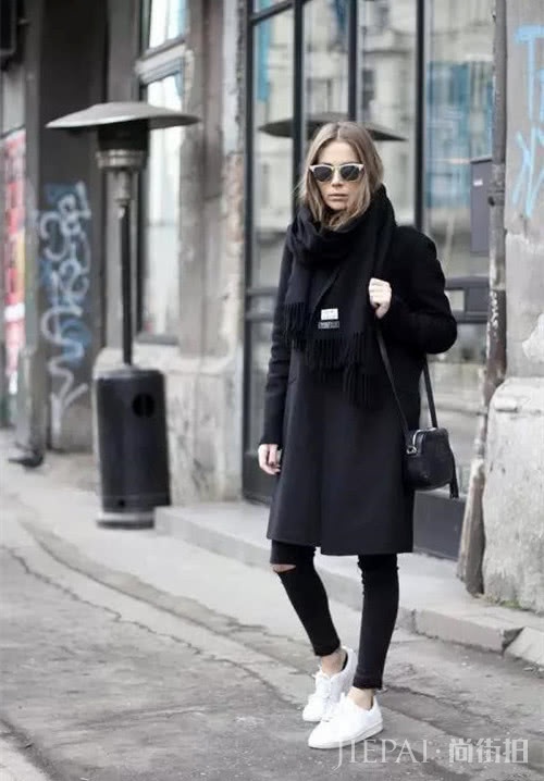 冬季大衣搭配小白鞋，穿出满满活力!
