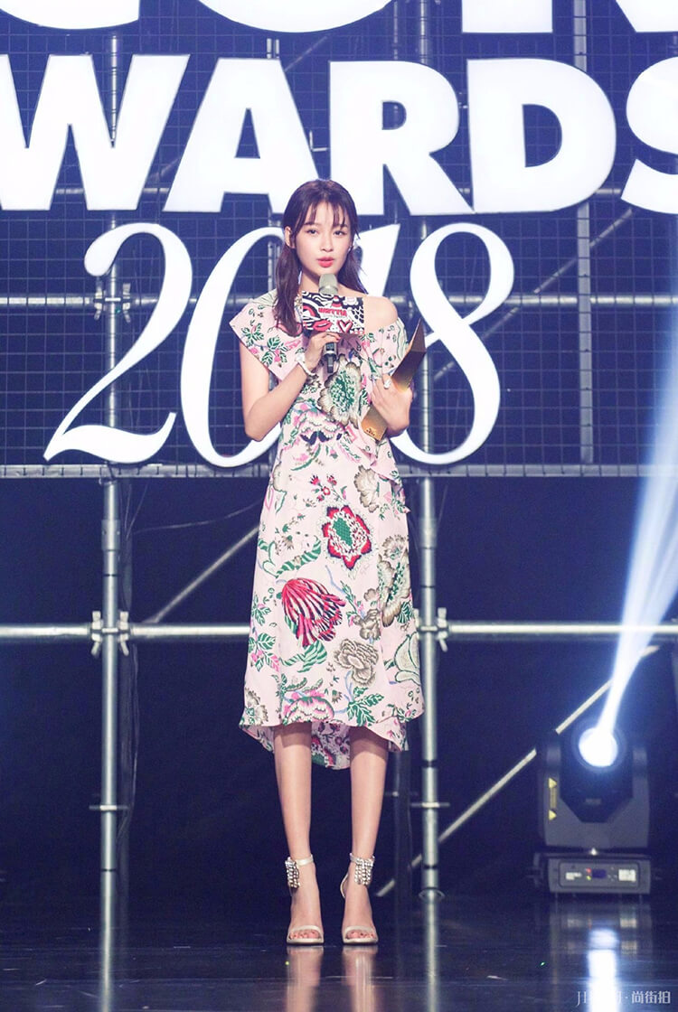 辣妈孙怡机场笑容灿烂,筷子腿精是你吗?