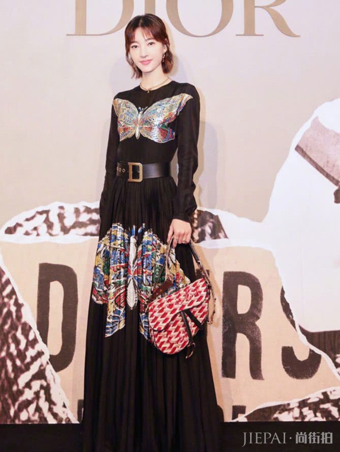 王丽坤秀出“手臂腰”,美到空气“凝固”!